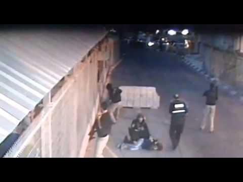 צפו: מעצר המחבלת במעבר קלנדיה 