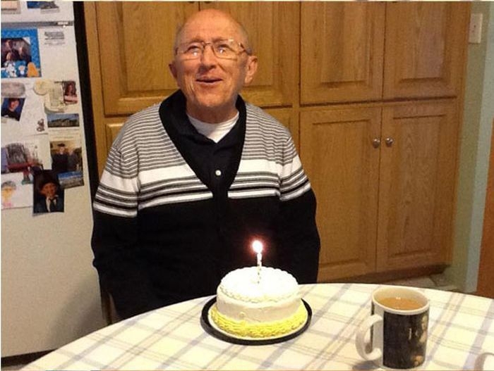 Дедушка с болезнью Альцгеймера узнает о своем 70-летии