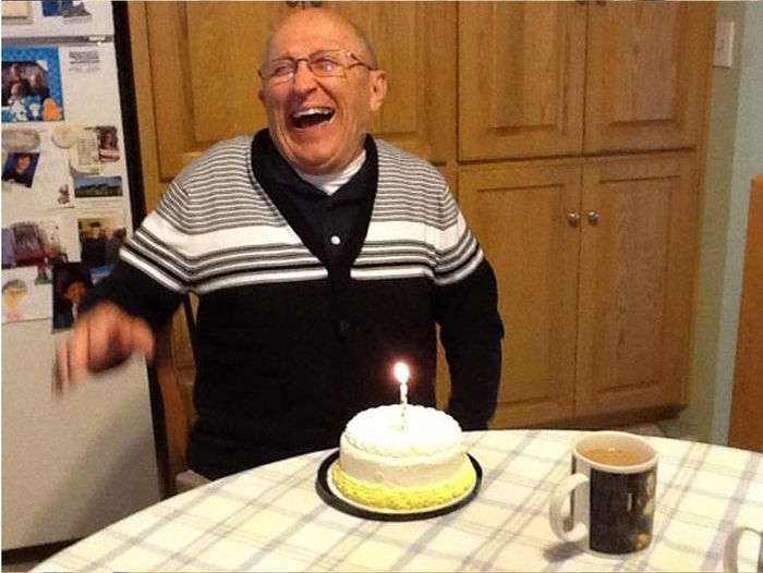 Дедушка с болезнью Альцгеймера узнает о своем 70-летии