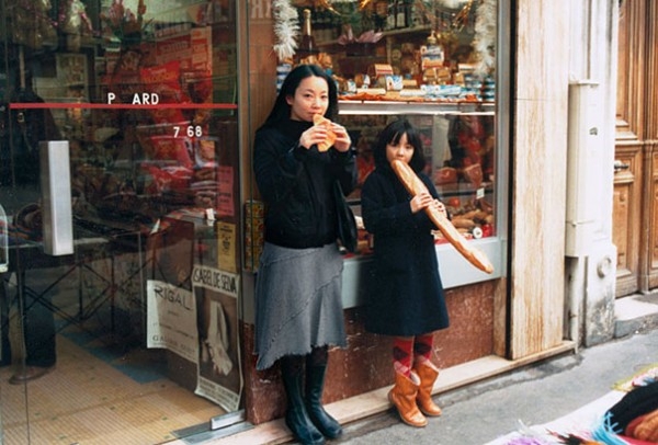 Художница Chino Otsuka составляет коллажи из своих детских фотографий