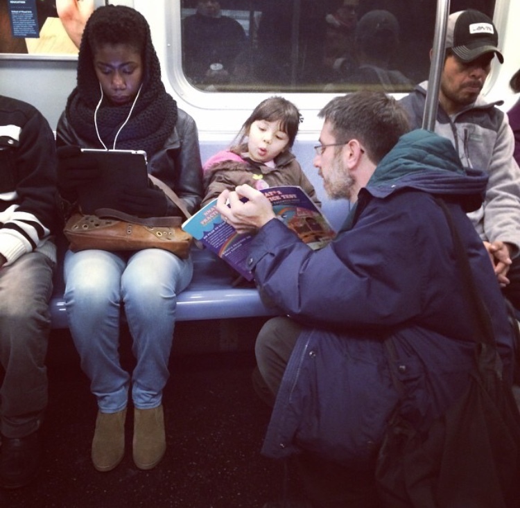 Читает сказки в метро