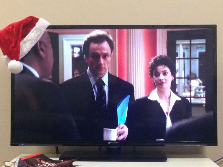 Шляпа Санта-Клауса на угол своего телевизора