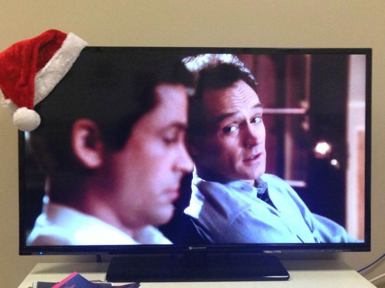 Шляпа Санта-Клауса на угол своего телевизора
