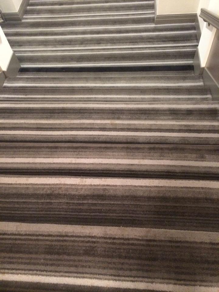 Неудачный выбор ковролина для лестницы