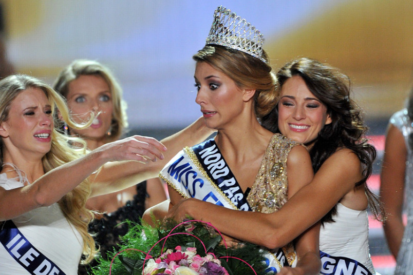 Па-де-Кале Камилл Серф (в центре) стала победительницей конкурса красоты Мисс Франция – 2015 в Орлеане