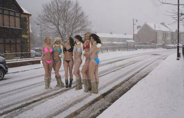 Горячие девушки и холодный снег