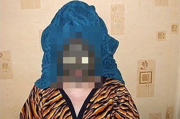 Жена наложила маску на лицо и вышла из спальни