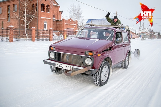 Сибиряки собирают машины, работающие на дровах и угле