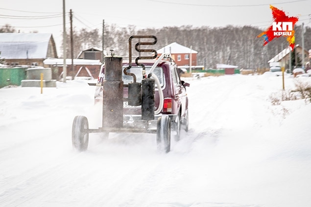 Сибиряки собирают машины, работающие на дровах и угле