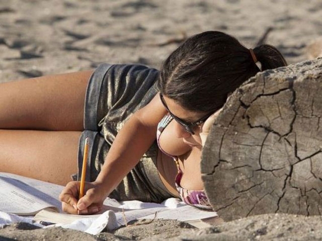 Девушку с голыми сиськами закопали на пляже в песок фото