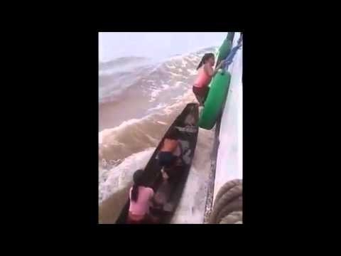 Девчонки атакуют судно   
