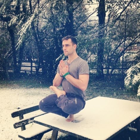 Йога на снегу в снимках из Instagram*