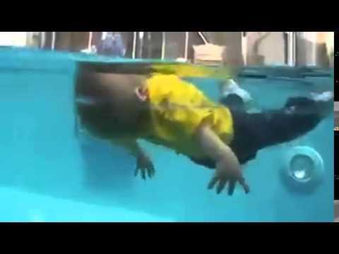 Вот, что происходит, когда ребенок без присмотра падает в бассейн ! 