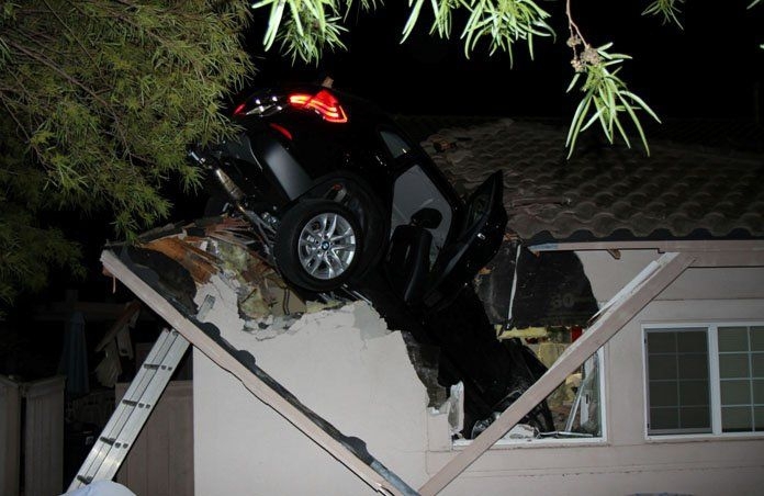 Гонщик припарковался в гараж через крышу