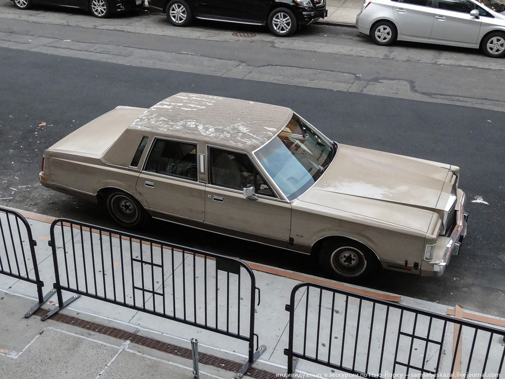 Старые автомобили на улицах Нью-Йорка