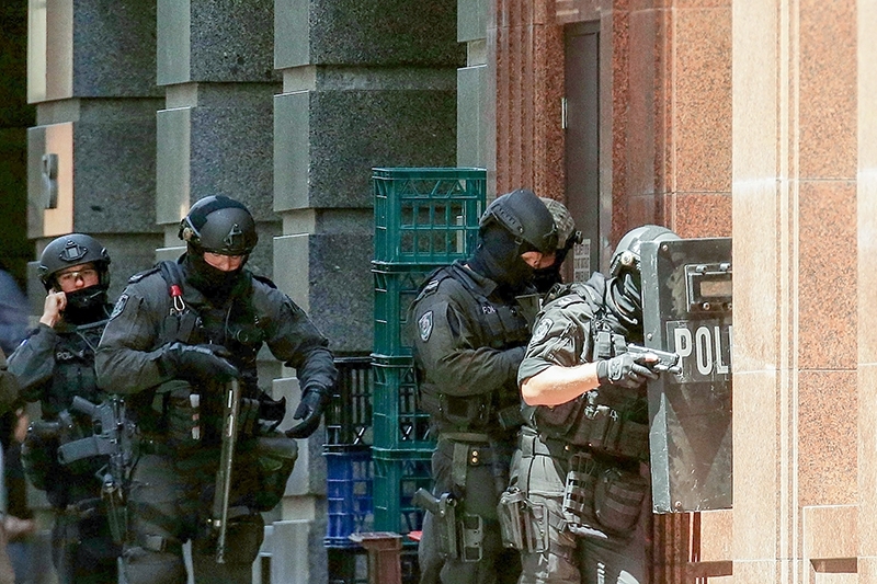 В Сиднее исламисты захватили заложников в кафе