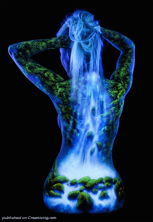 Волшебные светящиеся пейзажи на женских телах от Джона Попплтона