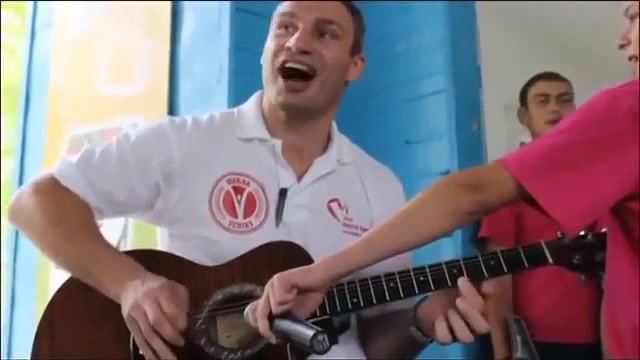 Виталька играет и поёт  