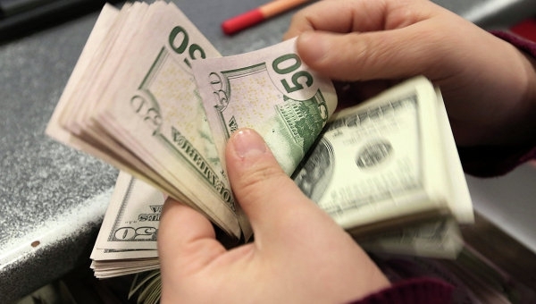 Доллар и евро упали на открытии торгов на 6 рублей
