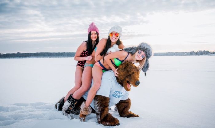 Девушки Сибири фотографируются в купальниках на снегу 