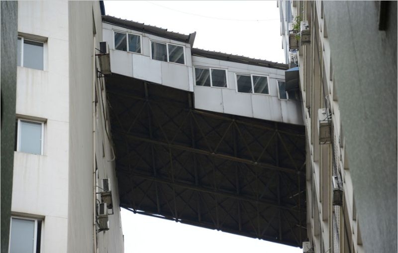 Китаец построил коридор, объединяющий балконы соседних домов