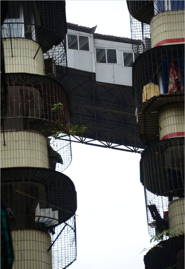 Китаец построил коридор, объединяющий балконы соседних домов