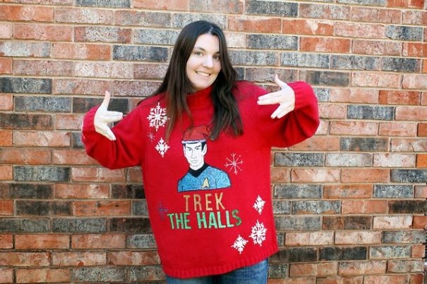 35 самых забавных новогодних свитеров