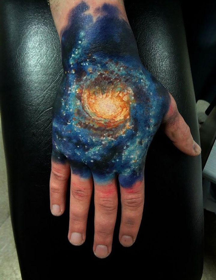 25 космических татуировок для любителей астрономии