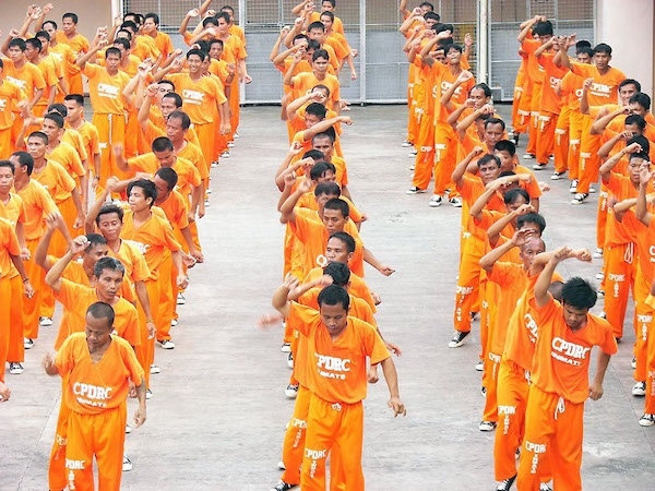 Заключенные танцуют под хит Майкла Джексона
