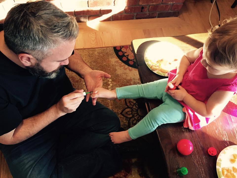 Папа красит дочке ногти