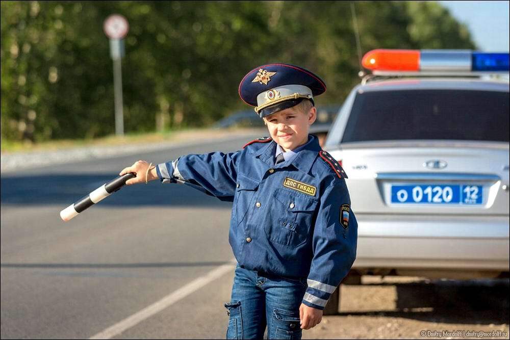 Дети на снимках из серии "Люди мужественных профессий"