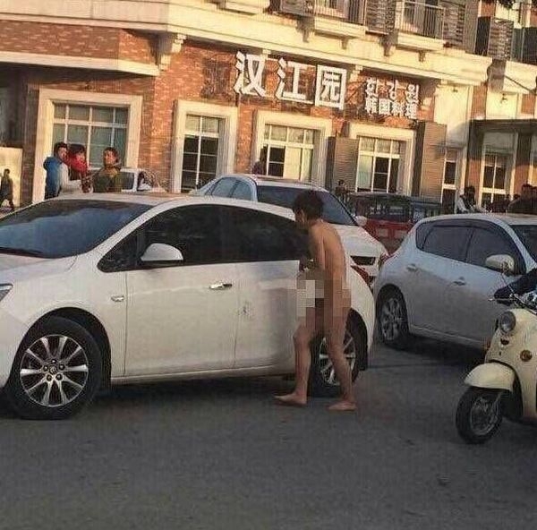 Жена оставила изменившего ей мужа голым на парковке