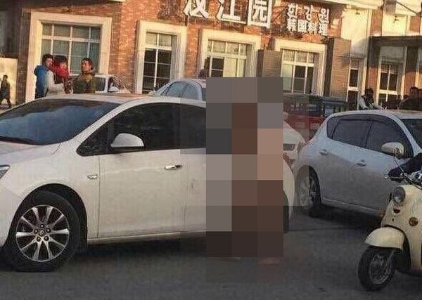 Жена оставила изменившего ей мужа голым на парковке
