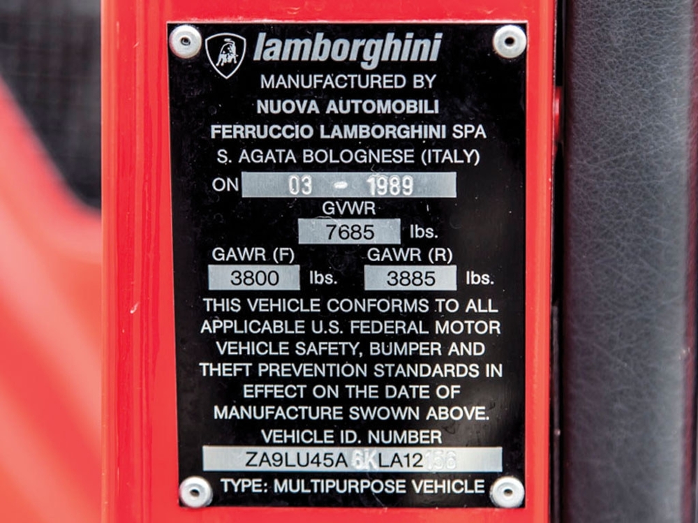 Красный Lamborghini LM002 уйдет с молотка