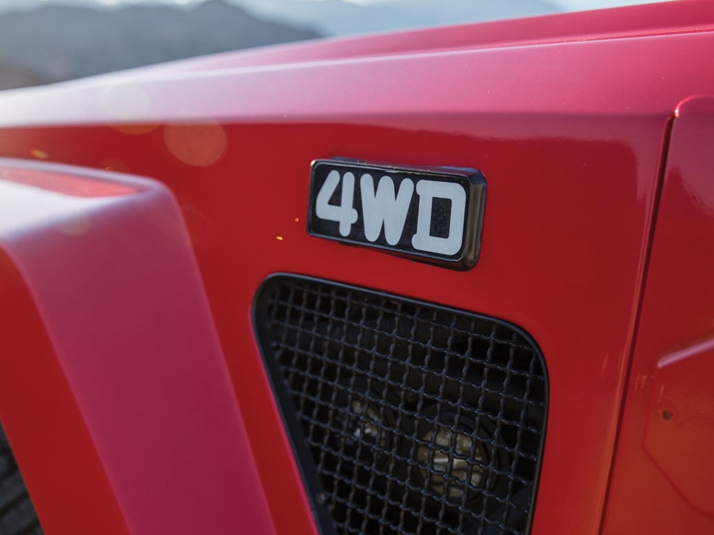 Красный Lamborghini LM002 уйдет с молотка
