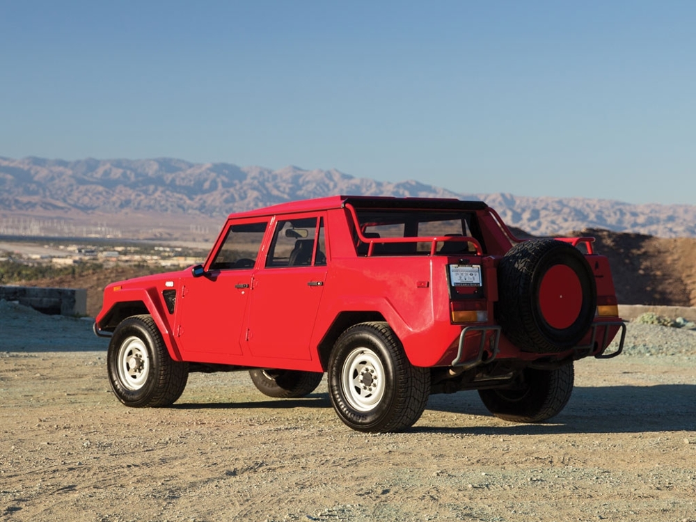 Красный Lamborghini LM002 уйдет с молотка