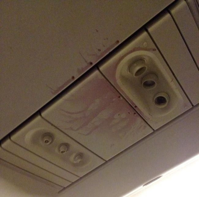 Настоящий хаос в самолете в результате страшнейшей турбулентности