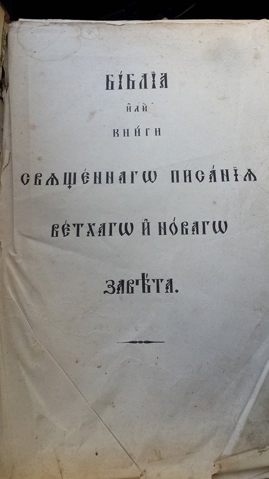 Уникальный, неожиданный набор книг в Махачкалинском кафе