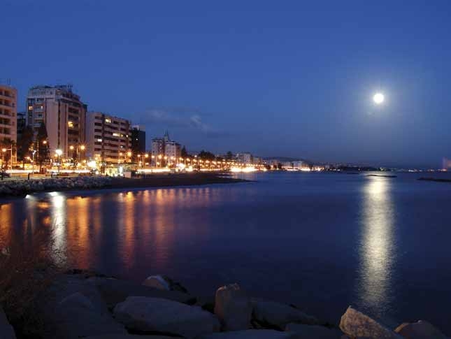 Владелец отеля на Кипре призвал коллег брать плату с россиян в рублях