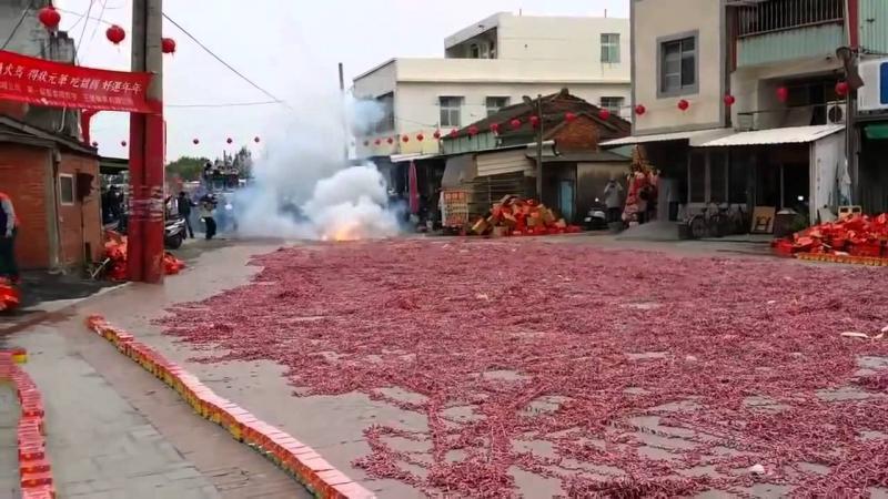 They throw millions of Chinese firecrackers. Как взрываются миллионы китайских петард. 