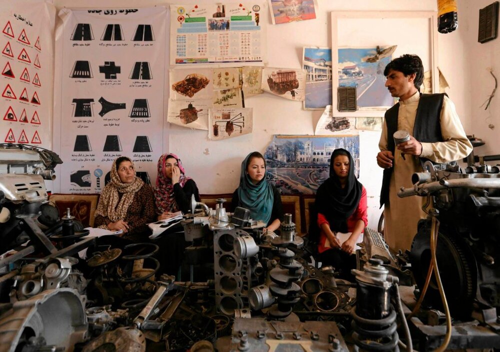 Слушатели курсов вождения в Кабуле во время теоретических занятий.