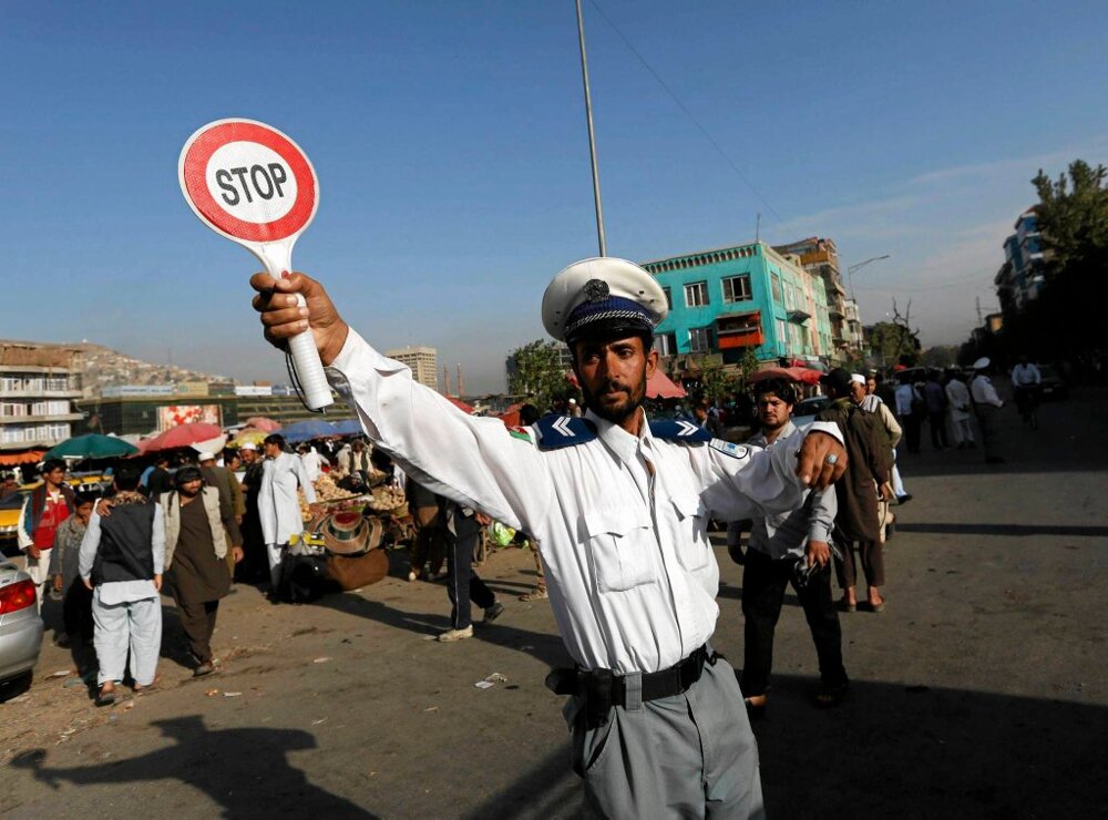 Начинающим водителям сразу же приходится столкнуться с хаосом, который царит на улицах в Кабуле. Так выглядит движение н