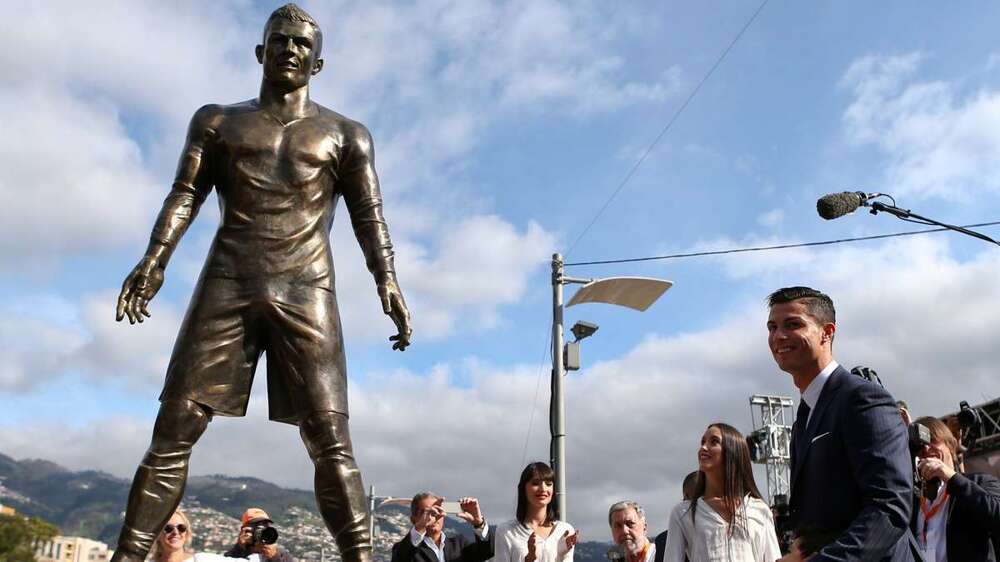 На острове Мадейра открыли памятник футболисту Криштиану Роналду