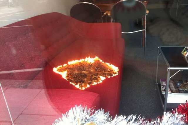 Загадочное возгорание дивана в витрине магазина