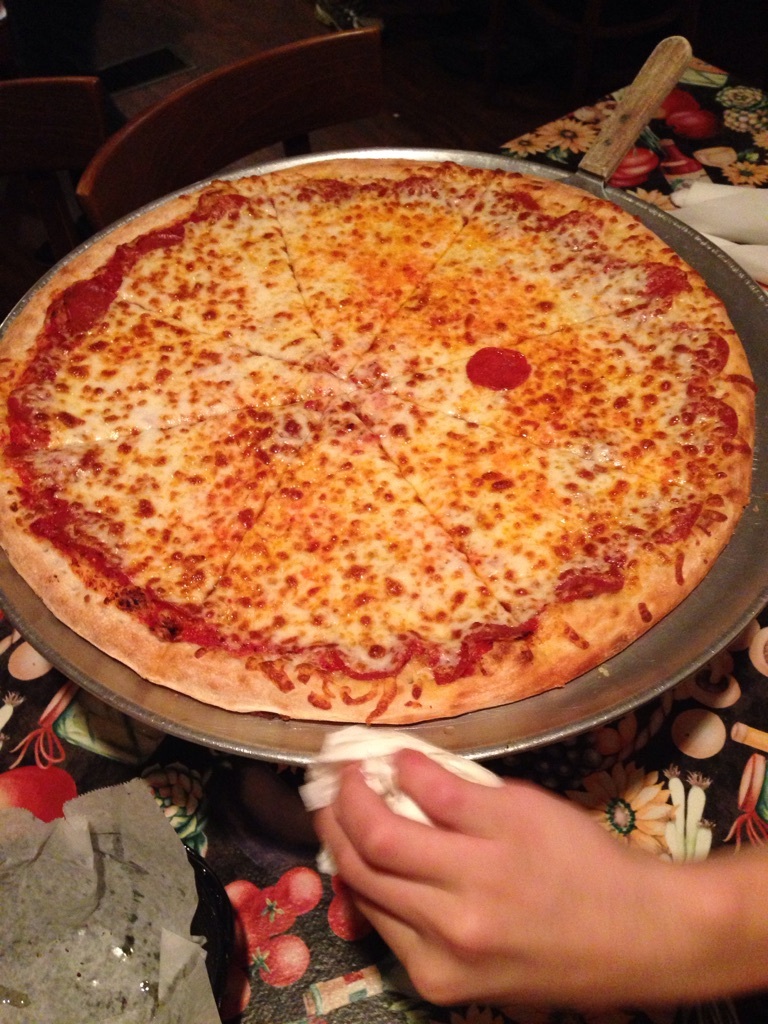 Пицца с колбасой "пепперони"