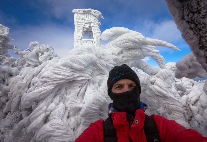 Сильные ветры и снегопады превратили Яворник в снежное королевство