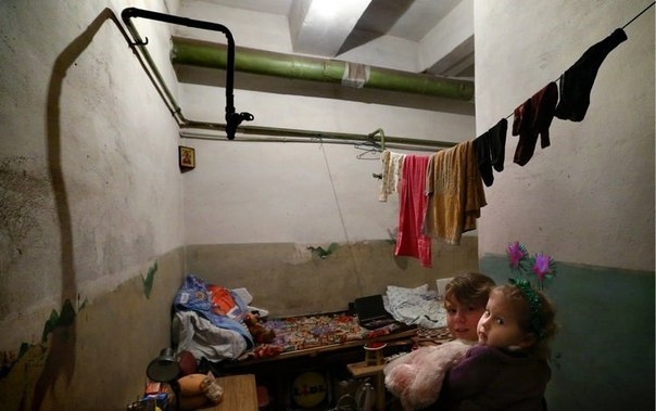 Жители Донецка, потерявшие жилье, вынуждены жить в бомбоубежищах