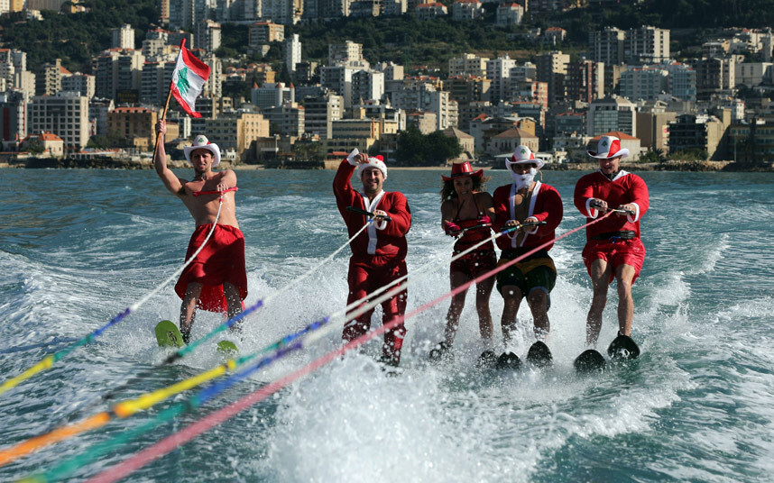 Члены ливанского воднолыжного клуба в костюмах Санта-Клауса тренируются в бухте Джунии
