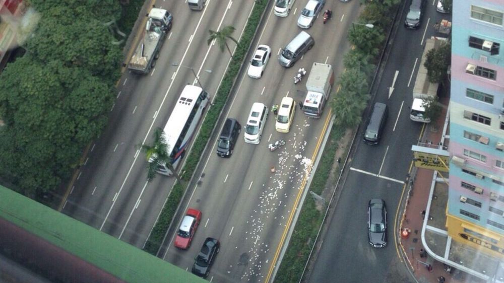 В Гонконге 4,5 миллиона долларов рассыпались по дороге
