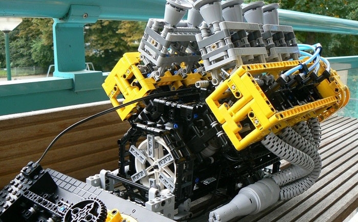 Из конструктора «Лего» собрали недетских размеров модели
